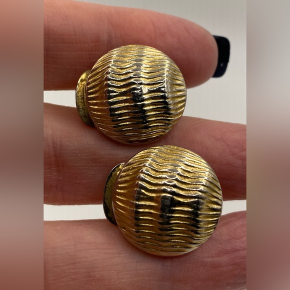 Christian Dior Gold Tone Ribbed Textured Clip On Earrings Vintage 💛HP💛 - Picture 3 of 10